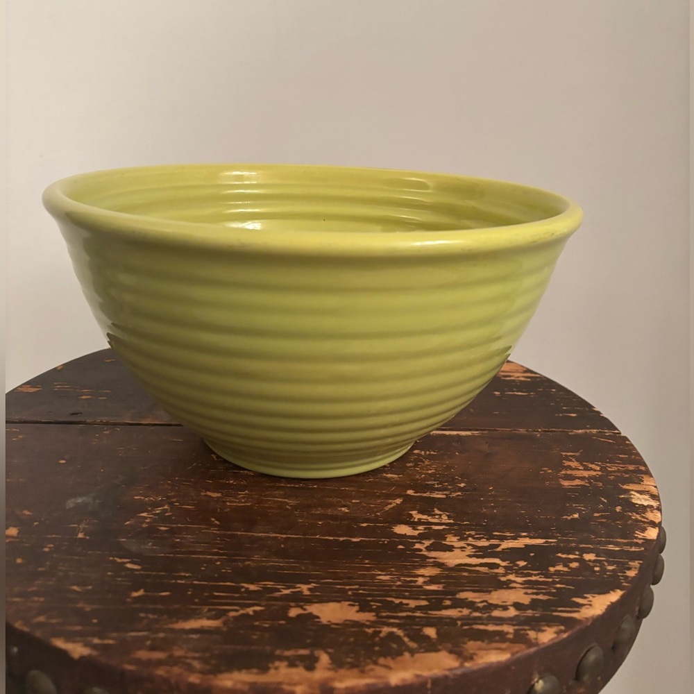 Vintage Bauer Chartreuse #9 ringware bowl. Mint!